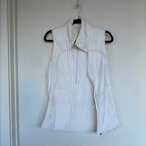 Lululemon women’s white vest , size 4. Zipper pockets. In great condition - Picture 2 of 4